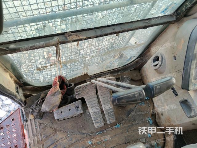 行走控制手柄和踏板?俯拍（駕駛室部分）