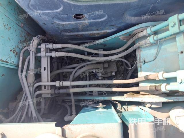 回轉馬達和主控閥(整機外觀) 回轉馬達和主控閥(整機外觀)