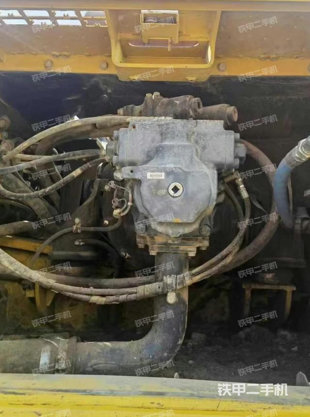 液壓泵艙室正面整體(整機外觀) 液壓泵艙室正面整體(整機外觀)