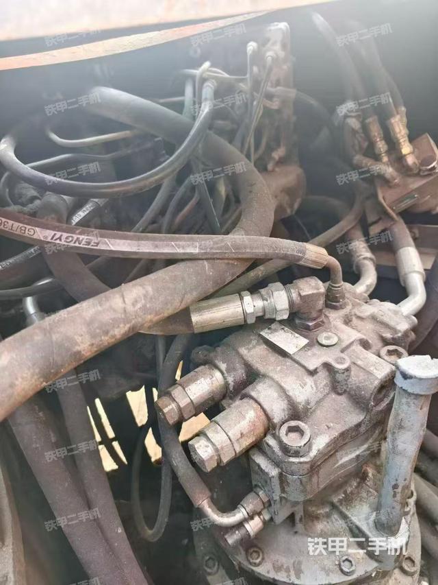 回转马达和主控阀（整机外观）