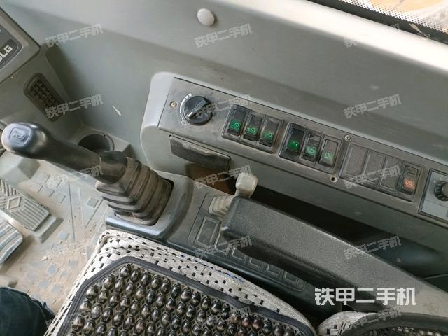 座椅右側控制臺/鑰匙門/油門/含右手柄(駕駛室部分) 座椅右側控制臺/鑰匙門/油門/含右手柄(駕駛室部分)