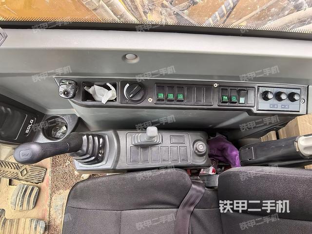 座椅右側(cè)控制臺/鑰匙門/油門/含右手柄(駕駛室部分) 座椅右側(cè)控制臺/鑰匙門/油門/含右手柄(駕駛室部分)