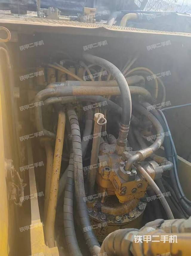 回转马达和主控阀（整机外观）