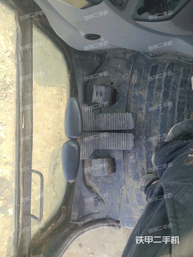 行走控制手柄和踏板?俯拍（駕駛室部分）