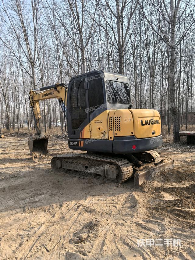 駕駛室整體(整機外觀) 駕駛室整體(整機外觀)