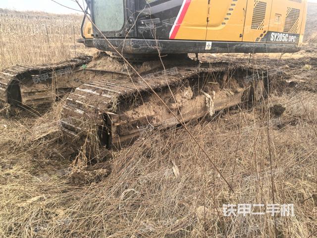 單側(cè)履帶整體(整機(jī)外觀) 單側(cè)履帶整體(整機(jī)外觀)