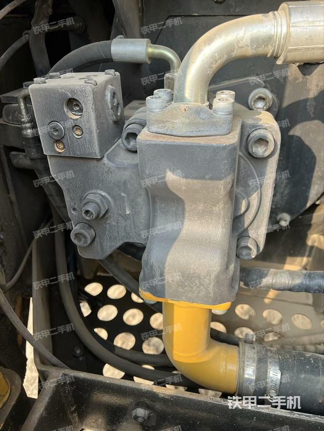 液壓泵艙室正面整體(整機外觀) 液壓泵艙室正面整體(整機外觀)