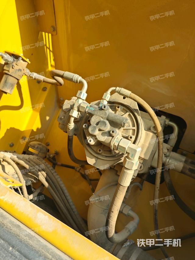 液壓泵艙室正面整體（整機外觀）