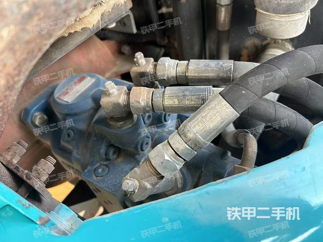 液壓泵艙室正面整體（整機外觀）