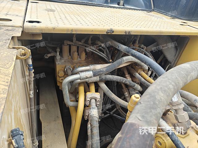 回转马达和主控阀（整机外观）