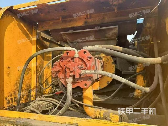 液压泵舱室正面整体（整机外观）