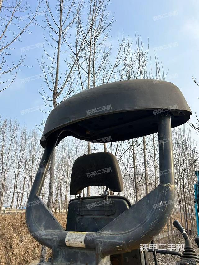 駕駛室頂部（整機外觀）