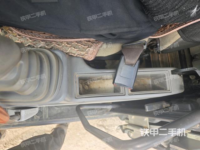 行走控制手柄和踏板?俯拍(駕駛室部分) 行走控制手柄和踏板?俯拍(駕駛室部分)