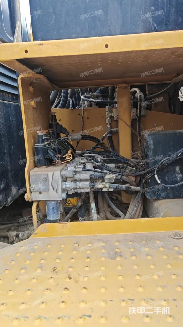 回轉(zhuǎn)馬達(dá)和主控閥(整機(jī)外觀) 回轉(zhuǎn)馬達(dá)和主控閥(整機(jī)外觀)