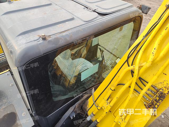 駕駛室頂部(整機外觀) 駕駛室頂部(整機外觀)