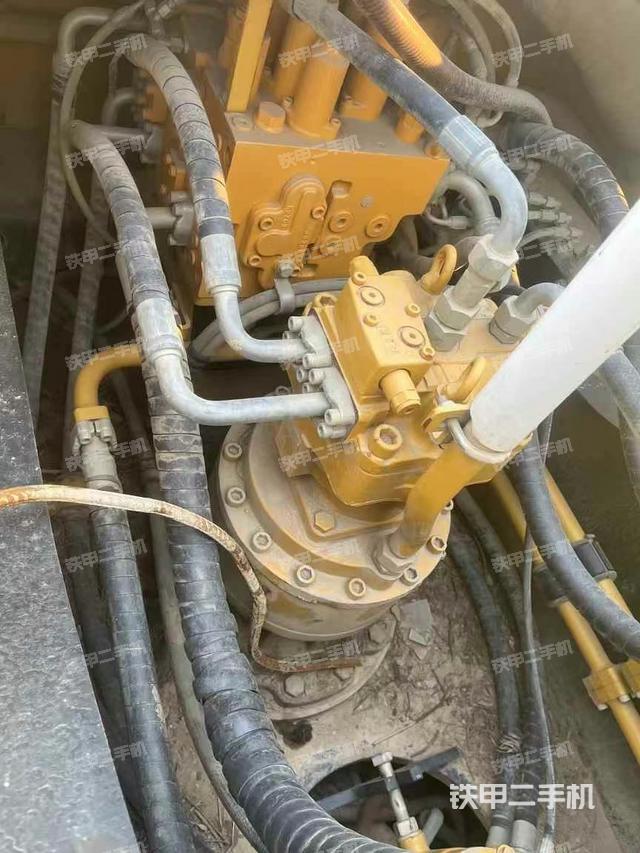 回转马达和主控阀（整机外观）