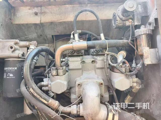 液压泵舱室正面整体（整机外观）