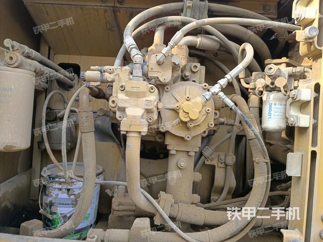 液壓泵艙室正面整體（整機外觀）