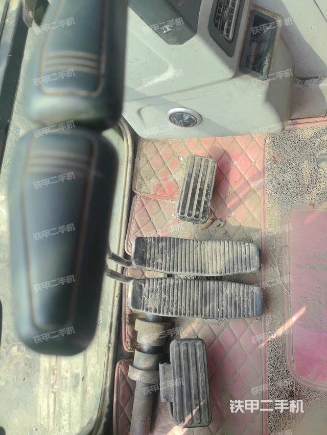 行走控制手柄和踏板?俯拍（駕駛室部分）