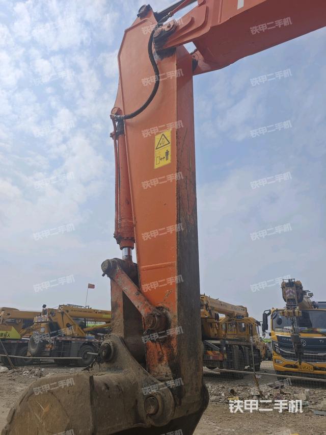 小臂整體左后(工作和回轉(zhuǎn)裝置) 小臂整體左后(工作和回轉(zhuǎn)裝置)