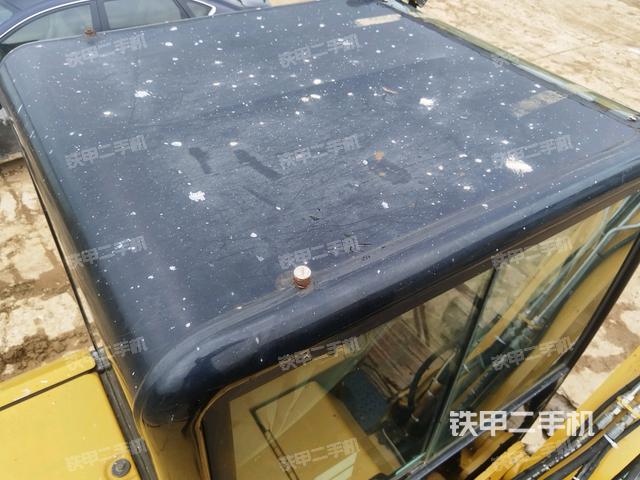 駕駛室頂部(整機(jī)外觀) 駕駛室頂部(整機(jī)外觀)