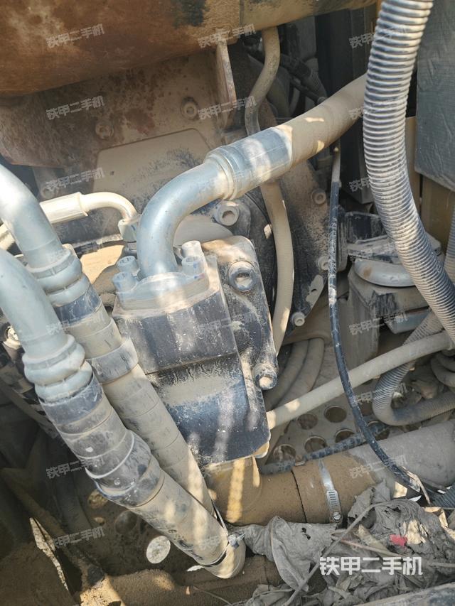 液壓泵艙室正面整體（整機外觀）