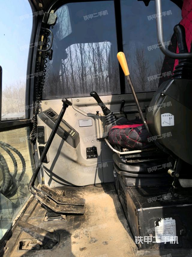 駕駛室頂部(整機外觀) 駕駛室頂部(整機外觀)