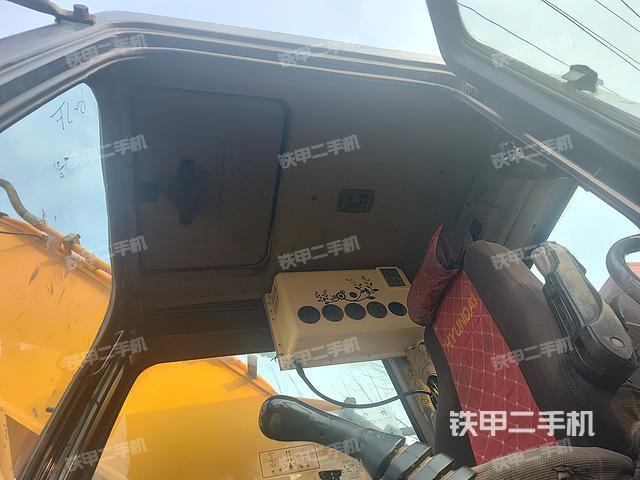 駕駛室頂部(整機(jī)外觀) 駕駛室頂部(整機(jī)外觀)