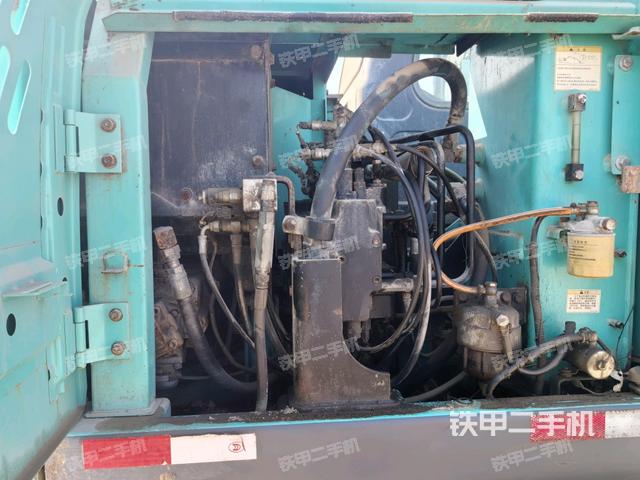 液壓泵艙室正面整體(整機外觀) 液壓泵艙室正面整體(整機外觀)