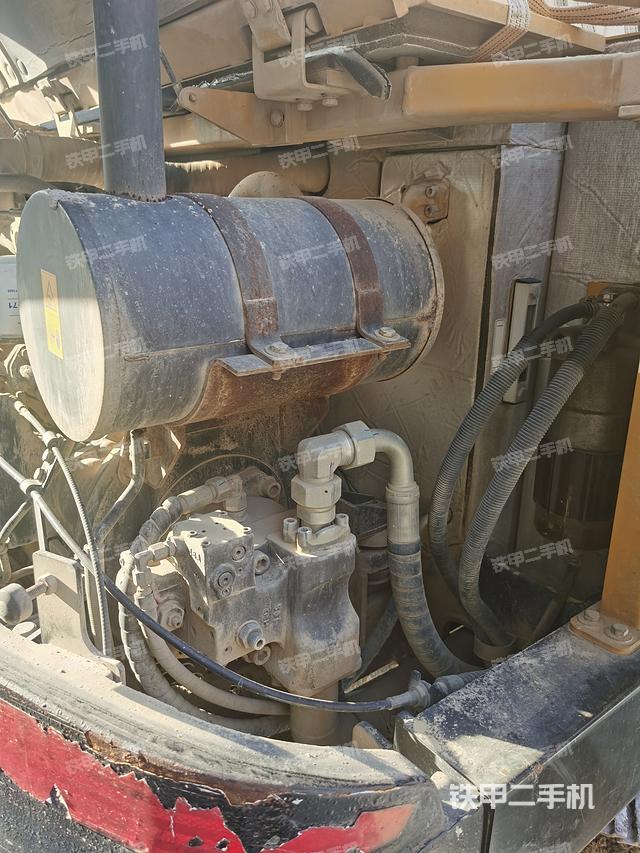 液压泵舱室正面整体（整机外观）