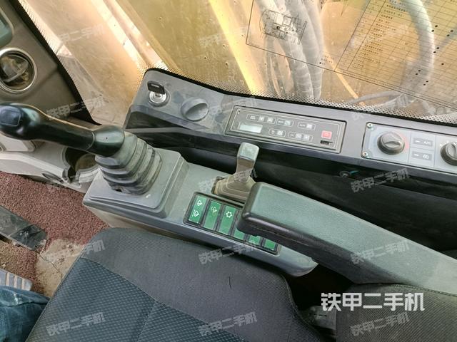 座椅右側控制臺/鑰匙門/油門/含右手柄(駕駛室部分) 座椅右側控制臺/鑰匙門/油門/含右手柄(駕駛室部分)