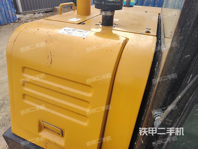 駕駛室頂部(整機(jī)外觀) 駕駛室頂部(整機(jī)外觀)