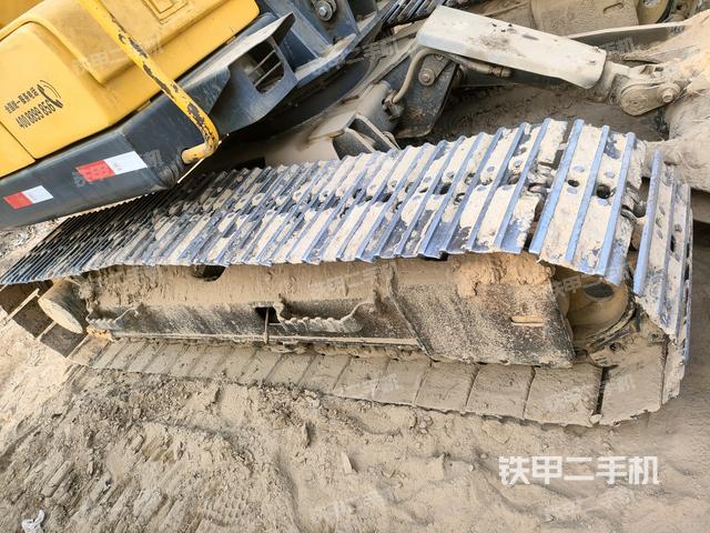 單側(cè)履帶整體(整機(jī)外觀) 單側(cè)履帶整體(整機(jī)外觀)