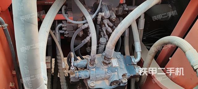 回转马达和主控阀（整机外观）