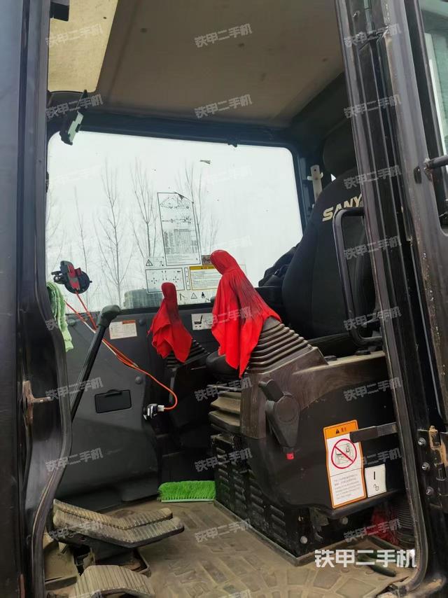 駕駛室整體(整機(jī)外觀) 駕駛室整體(整機(jī)外觀)