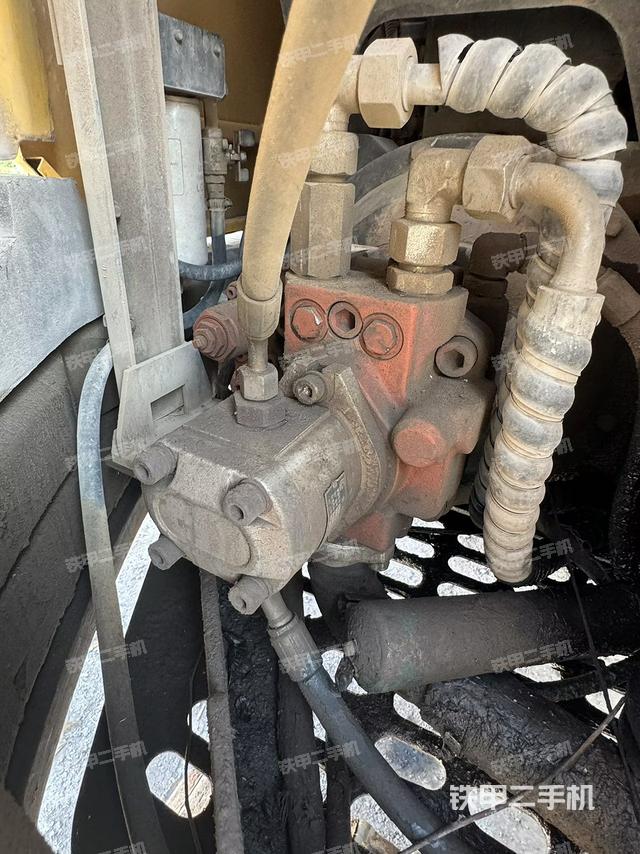 液压泵舱室正面整体（整机外观）