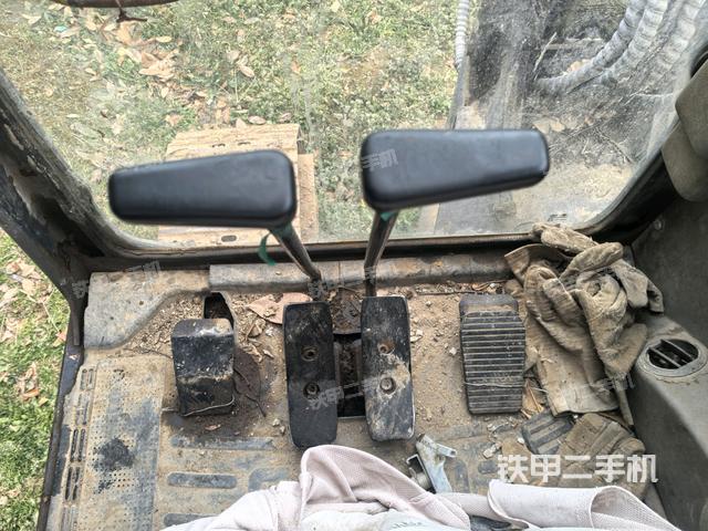 行走控制手柄和踏板?俯拍（駕駛室部分）