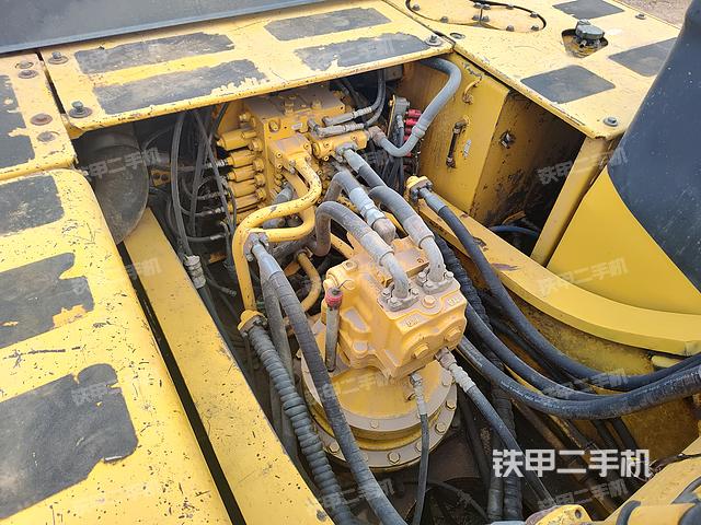 回轉(zhuǎn)馬達(dá)和主控閥(整機(jī)外觀) 回轉(zhuǎn)馬達(dá)和主控閥(整機(jī)外觀)