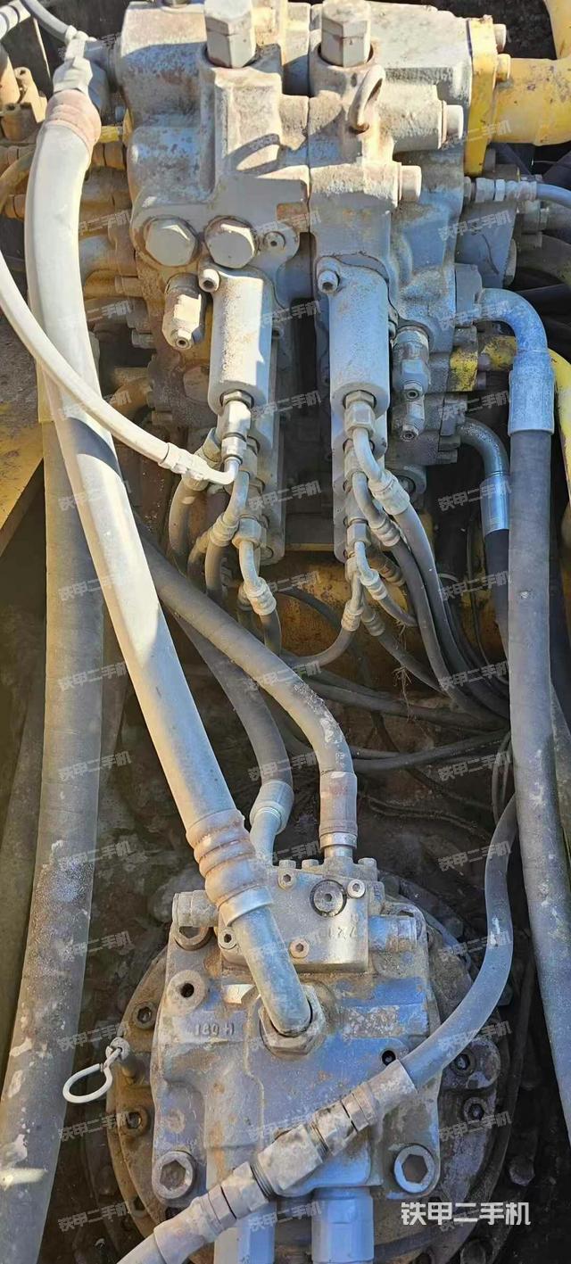 回轉(zhuǎn)馬達(dá)和主控閥（整機(jī)外觀）