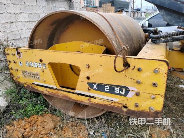 后輪左側(cè)全景(壓路機(jī)前后車架) 后輪左側(cè)全景(壓路機(jī)前后車架)