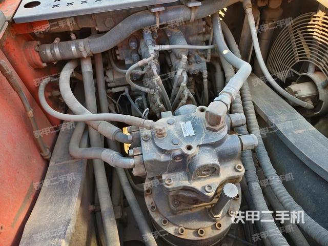 回转马达和主控阀（整机外观）