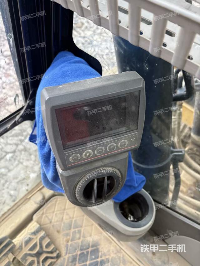 行走控制手柄和踏板?俯拍(駕駛室部分) 行走控制手柄和踏板?俯拍(駕駛室部分)