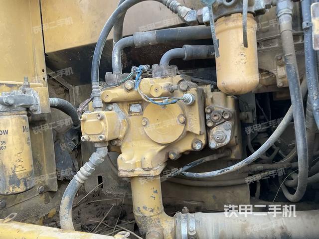 液壓泵艙室正面整體(整機外觀) 液壓泵艙室正面整體(整機外觀)