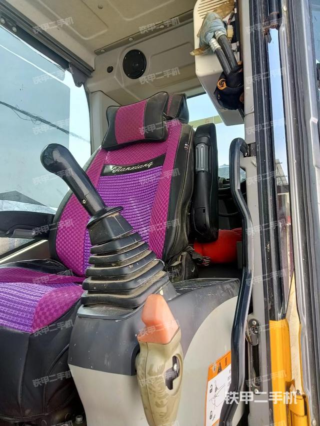駕駛室整體(整機外觀) 駕駛室整體(整機外觀)