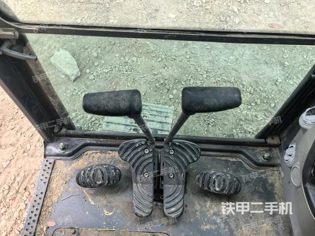 行走控制手柄和踏板?俯拍（駕駛室部分）