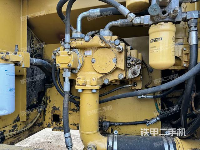 液压泵舱室正面整体（整机外观）