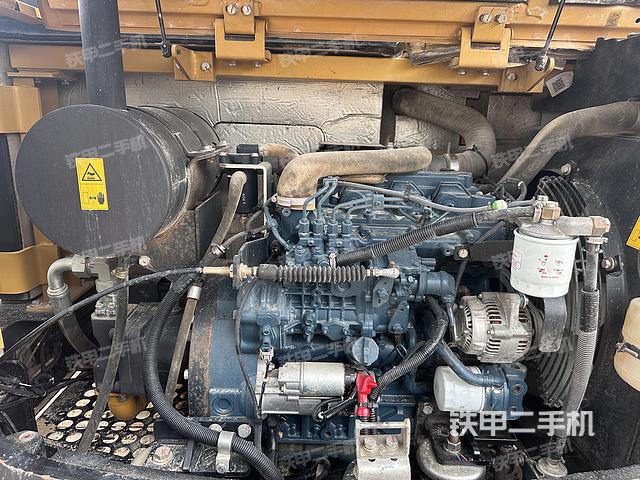 回轉(zhuǎn)馬達(dá)和主控閥（整機(jī)外觀）