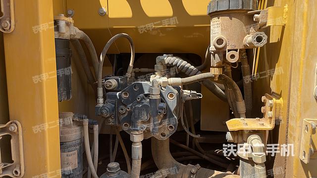 液壓泵艙室正面整體（整機外觀）