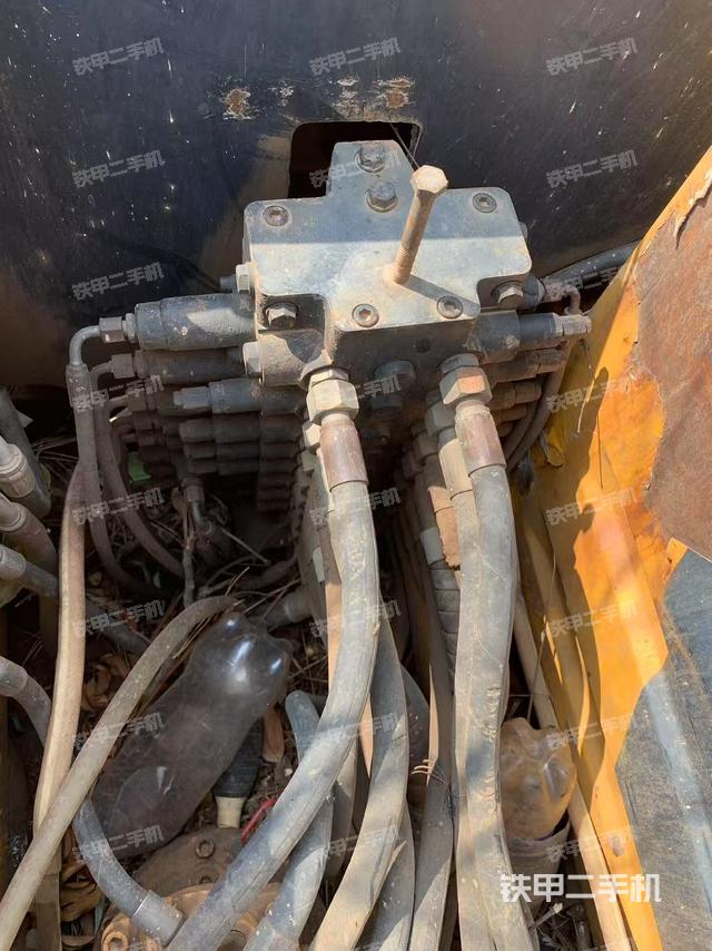 回轉(zhuǎn)馬達(dá)和主控閥（整機(jī)外觀）