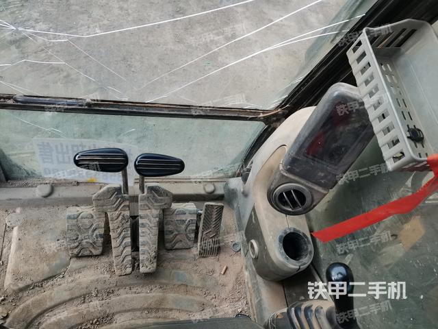 行走控制手柄和踏板?俯拍（駕駛室部分）